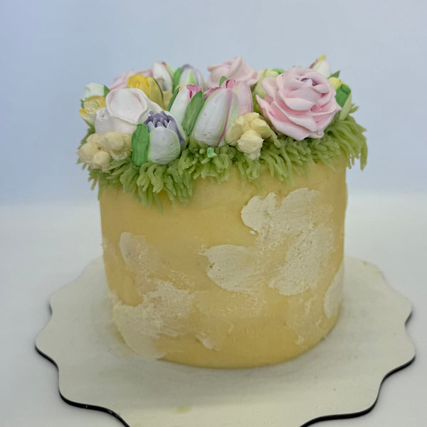 Elegant cake with delicate pink marshmallow roses — pure charm for any celebration.