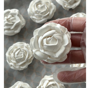 white edible roses for wedding cake