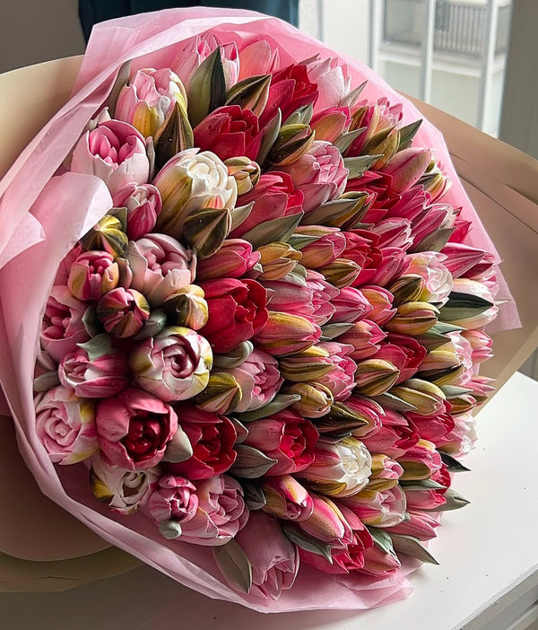 Red and pink tulips bouquet